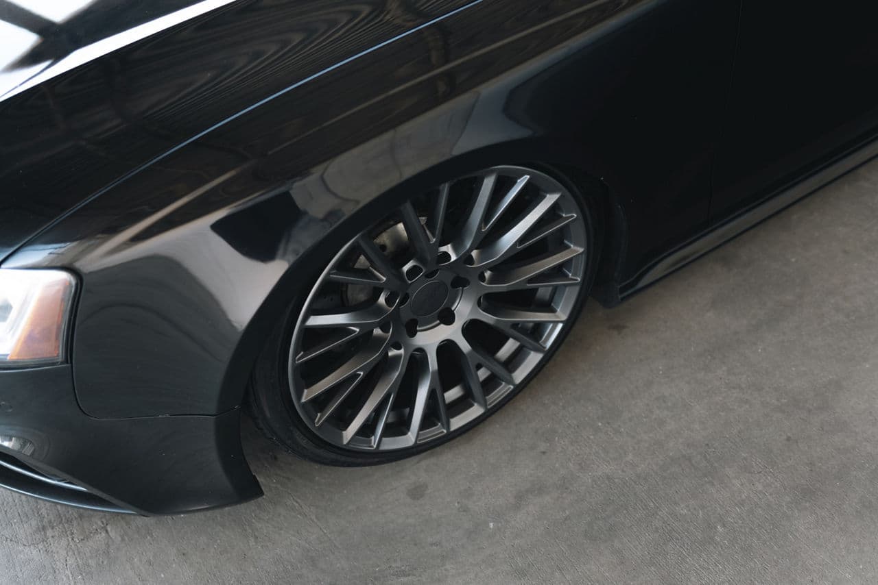 Side profile of 2014 Audi RS5 with wheels