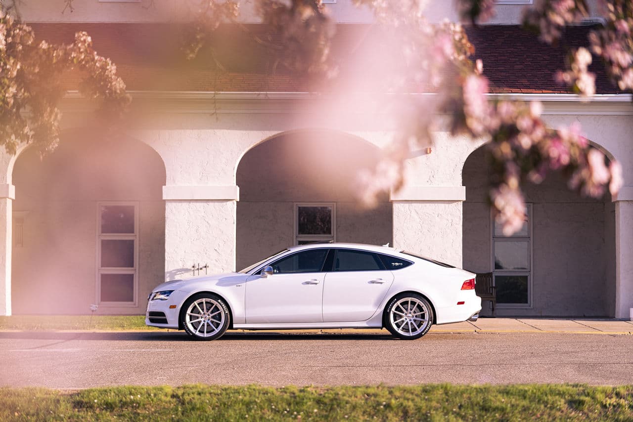 Side profile of 2014 Audi S7 with wheels