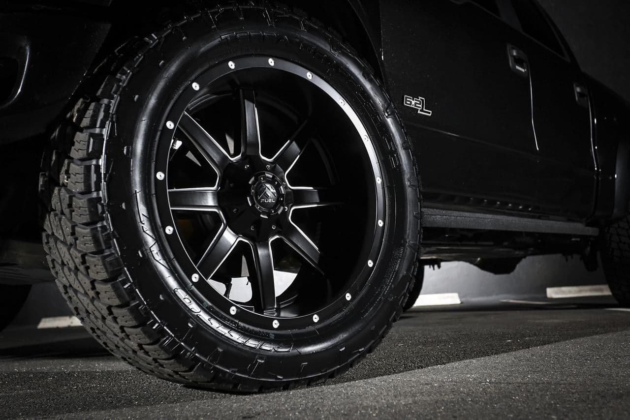 Side profile of 2014 Ford F150 Raptor with wheels