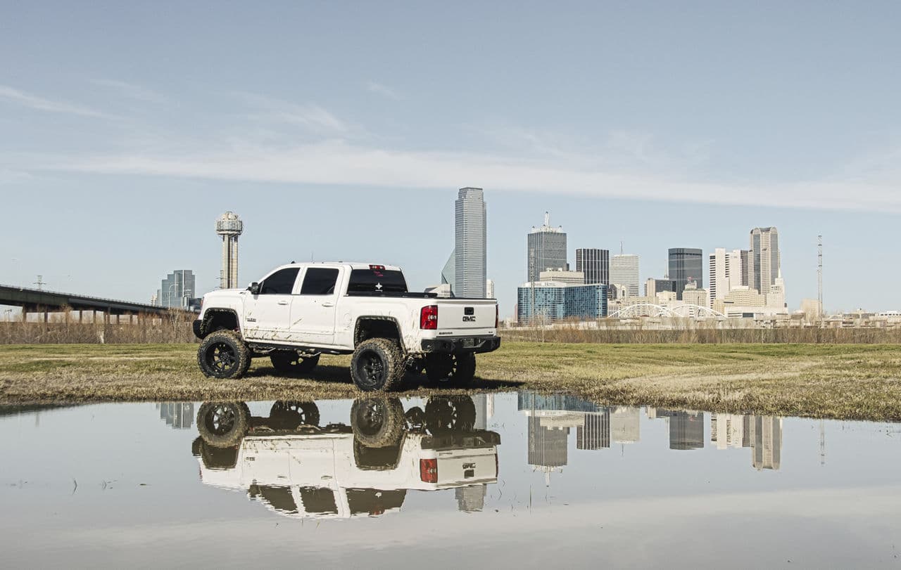 Side profile of 2014 GMC Sierra with wheels