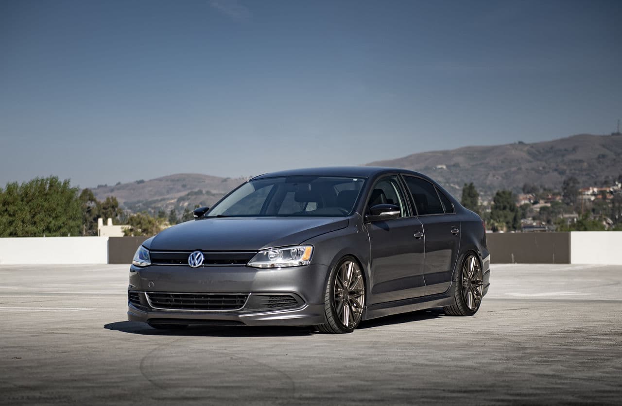 Front view of 2014 Volkswagen Jetta with wheels