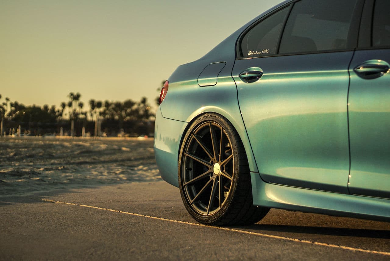 Side profile of 2015 BMW M5 with wheels