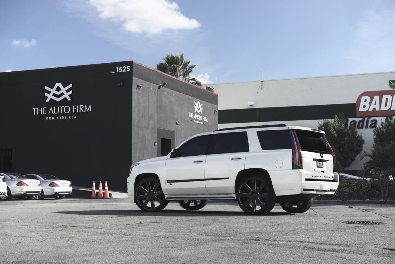 Side profile of 2015 Cadillac Escalade with wheels