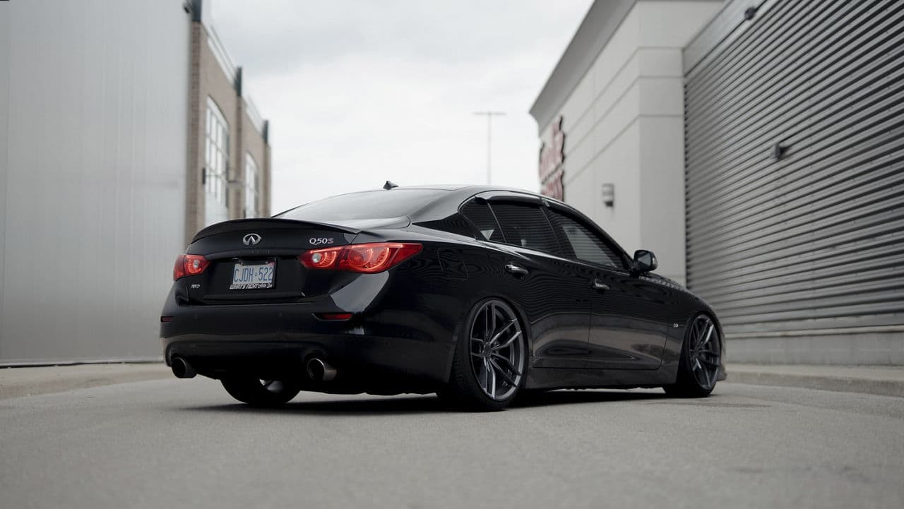 Front view of 2015 Infiniti Q50S with wheels