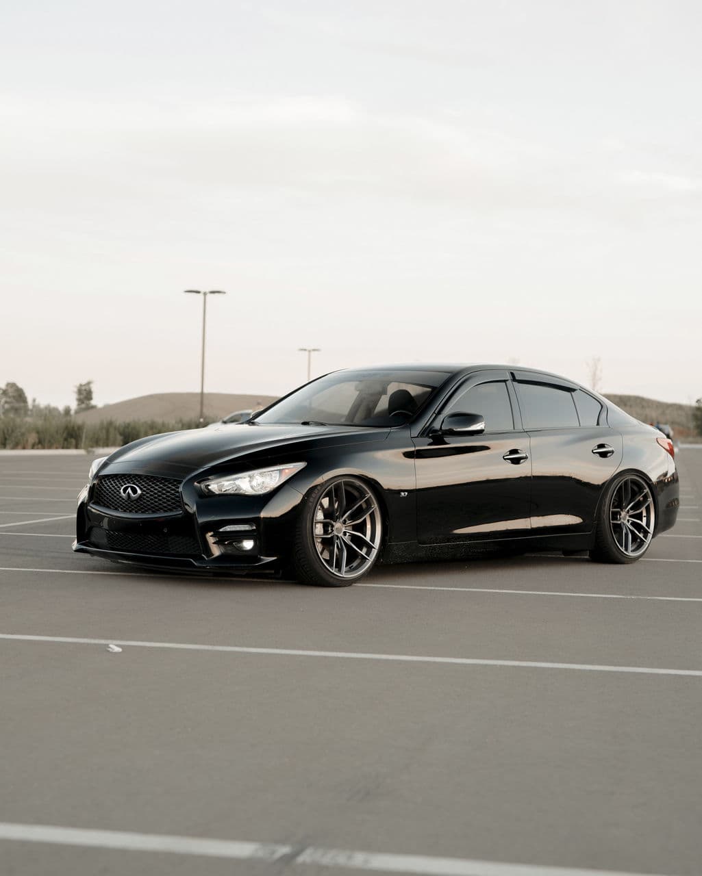 Rear view of 2015 Infiniti Q50S with wheels