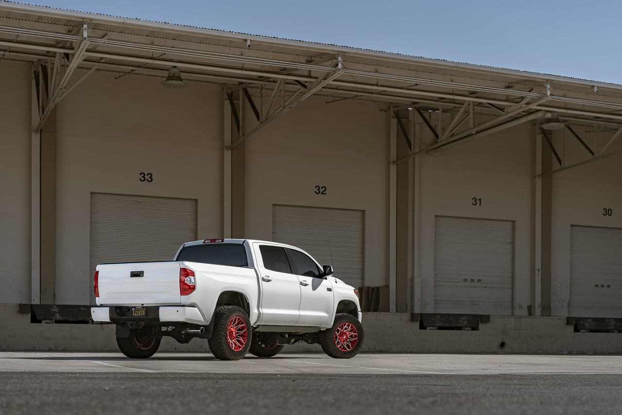 Side profile of 2015 Toyota Tundra with vehicle wraps