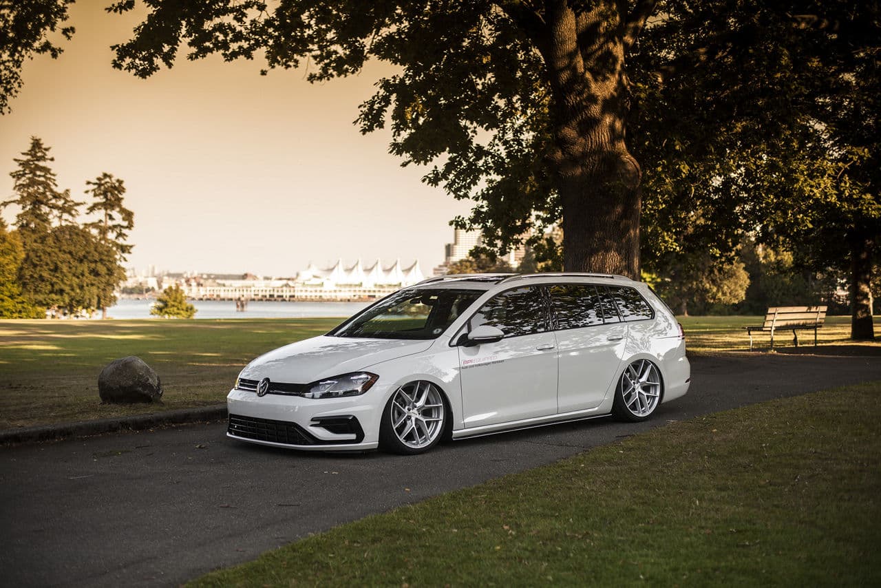Front view of 2015 Volkswagen Golf Sportwagen with wheels