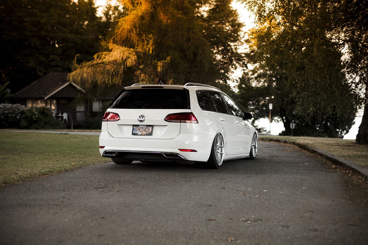 Side profile of 2015 Volkswagen Golf Sportwagen with wheels