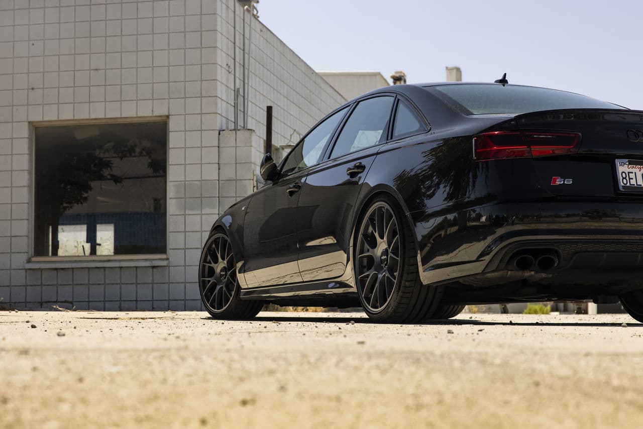 Side profile of 2016 Audi S6 with wheels