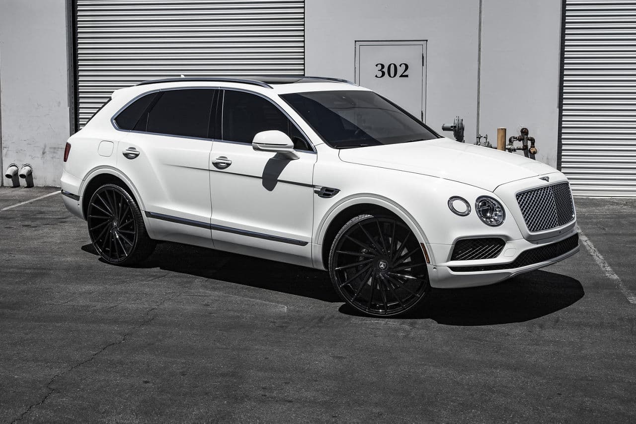 Side profile of 2016 Bentley Bentayga with wheels