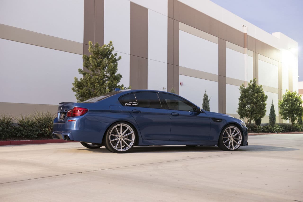 Side profile of 2016 BMW M5 with wheels