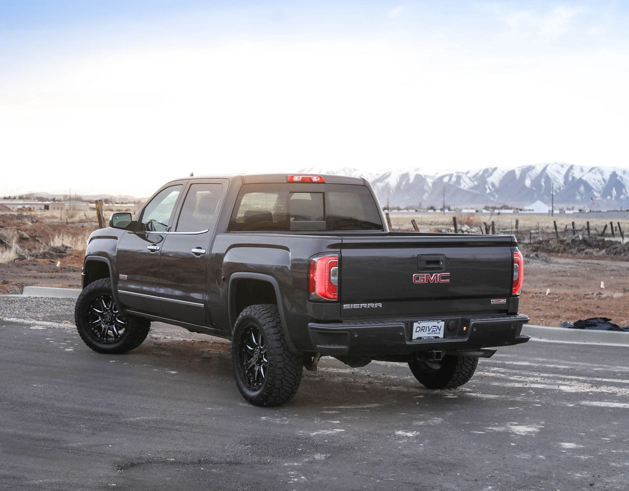 Side profile of 2016 GMC Sierra with wheels