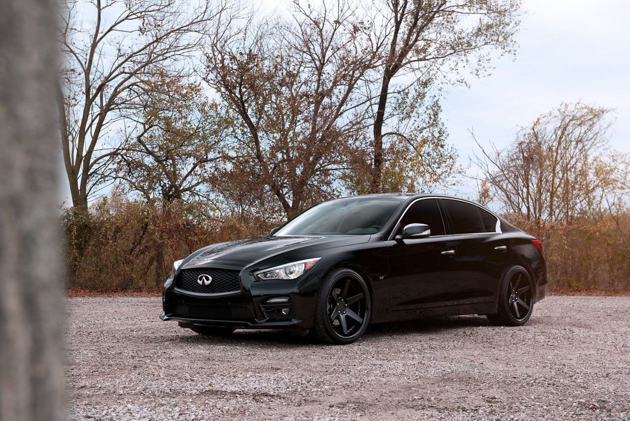 Front view of 2016 Infiniti Q50 with wheels
