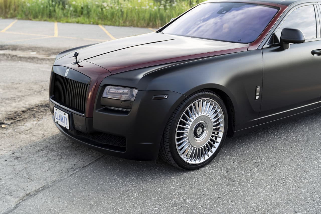 Side profile of 2016 Rolls-Royce Ghost with wheels