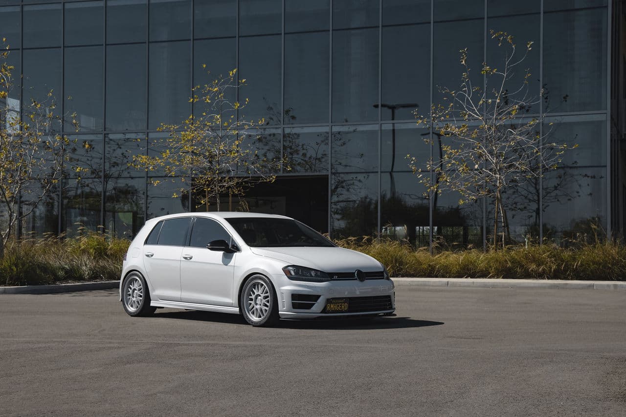 Front view of 2016 Volkswagen Golf R with wheels