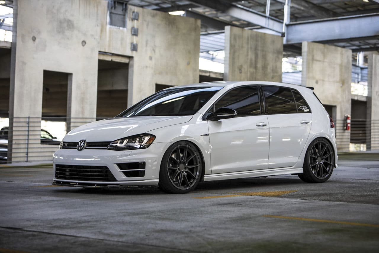 Front view of 2016 Volkswagen Golf R with wheels