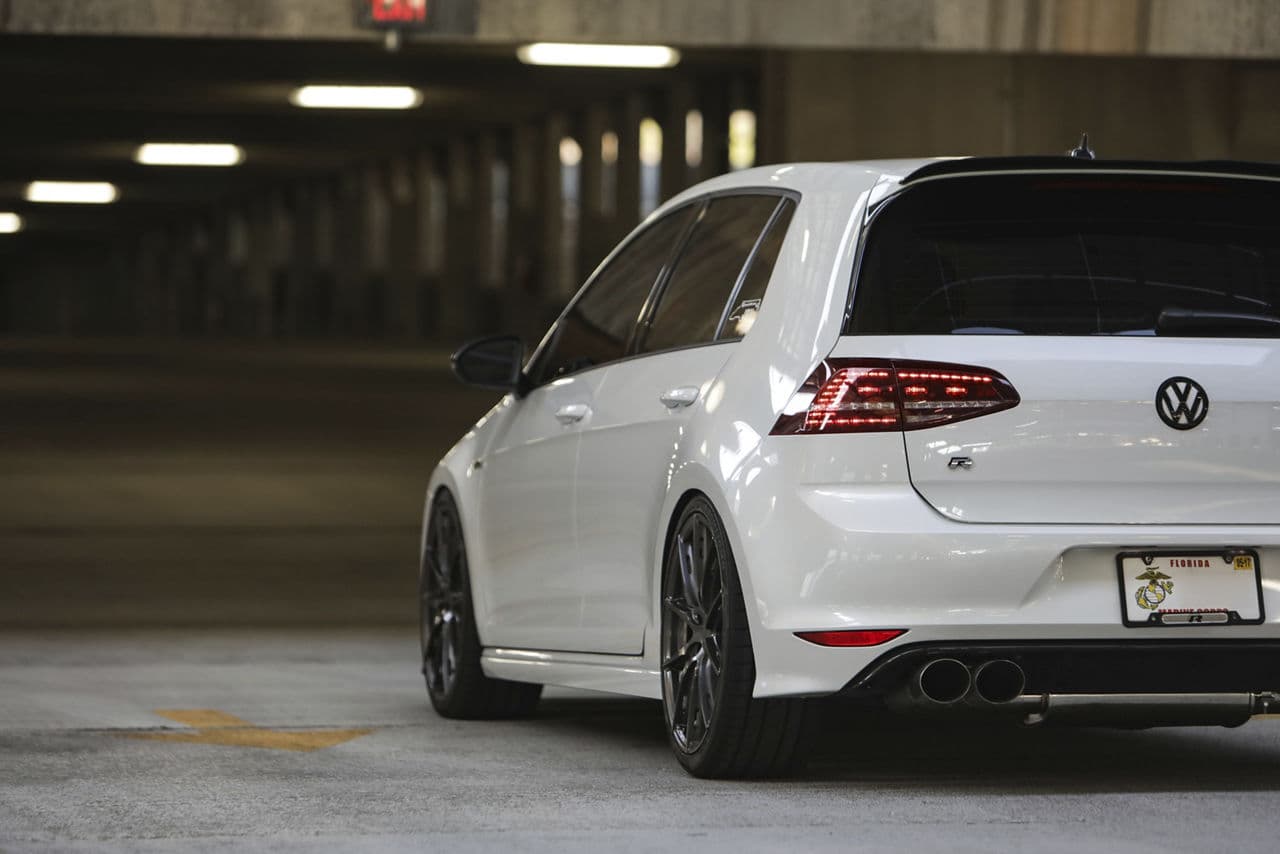 Side profile of 2016 Volkswagen Golf R with wheels