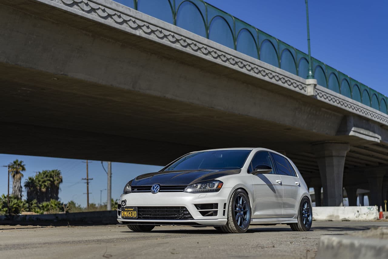 Front view of 2016 Volkswagen Golf R with wheels