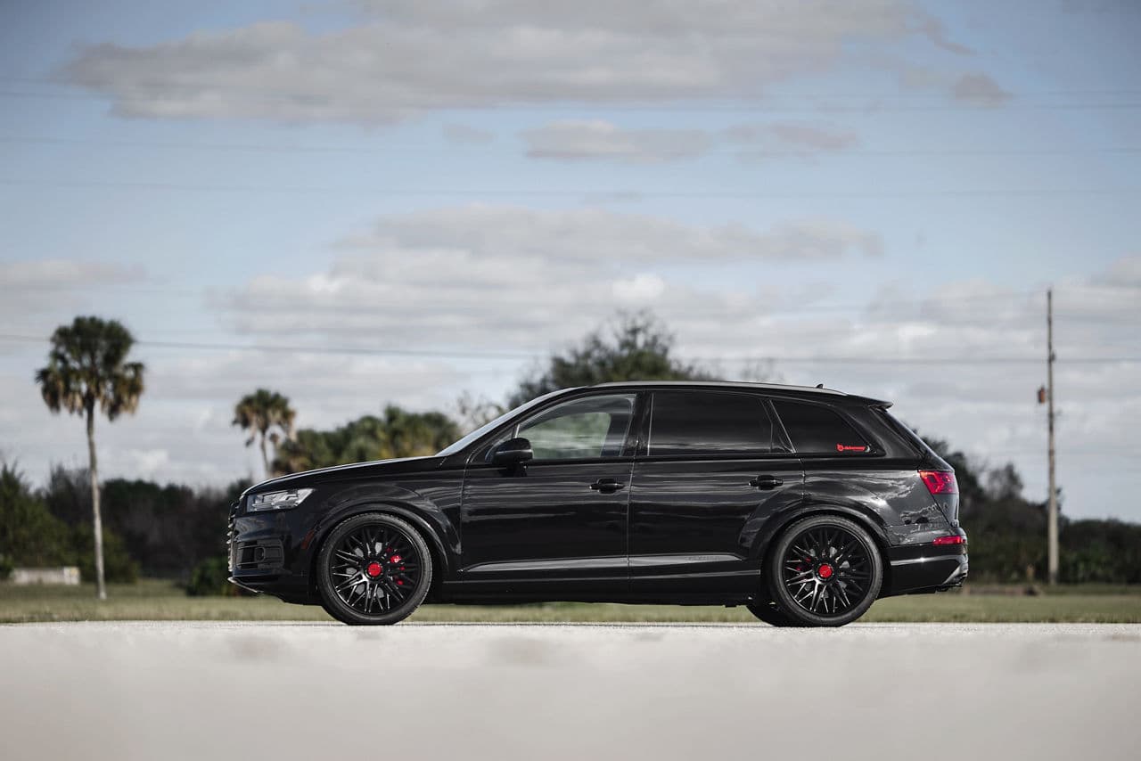 Side profile of 2017 Audi Q7 with wheels