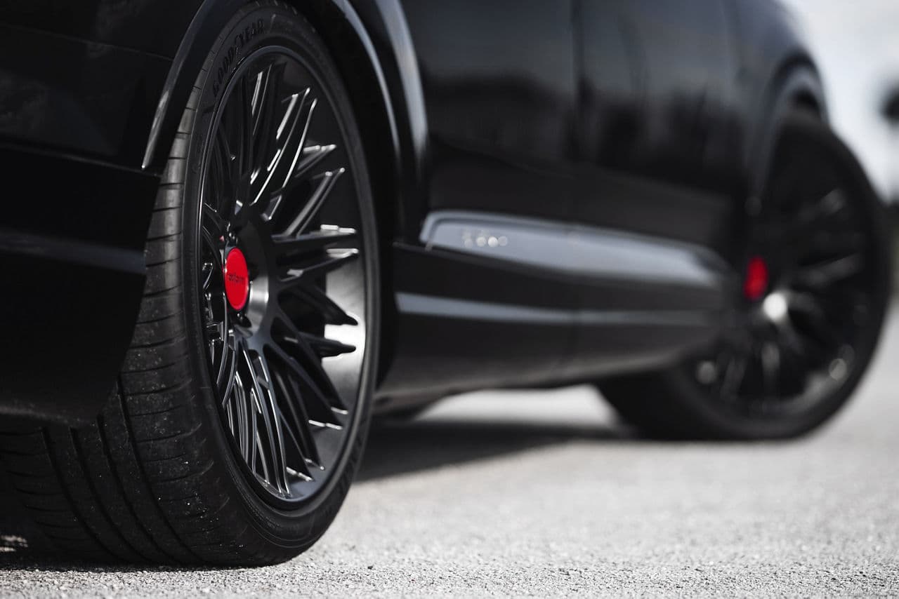 Rear view of 2017 Audi Q7 with wheels