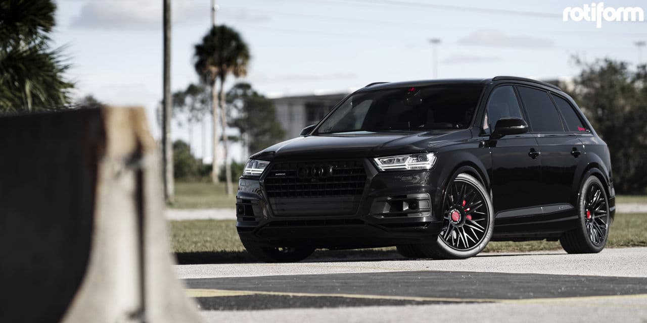 Interior of 2017 Audi Q7 with wheels