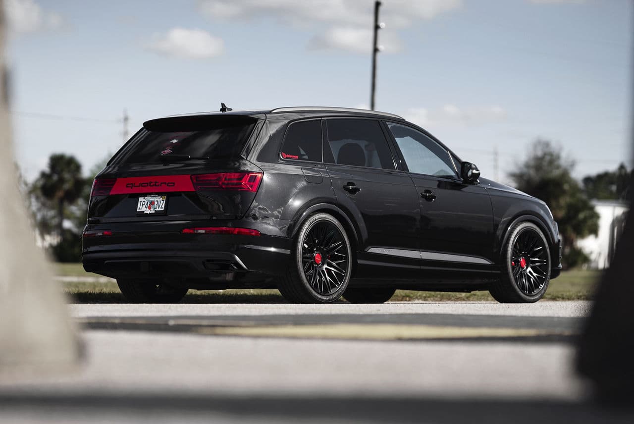 Detail view of 2017 Audi Q7 with wheels