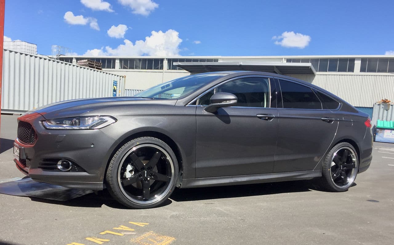 Front view of 2017 Ford Mondeo with wheels