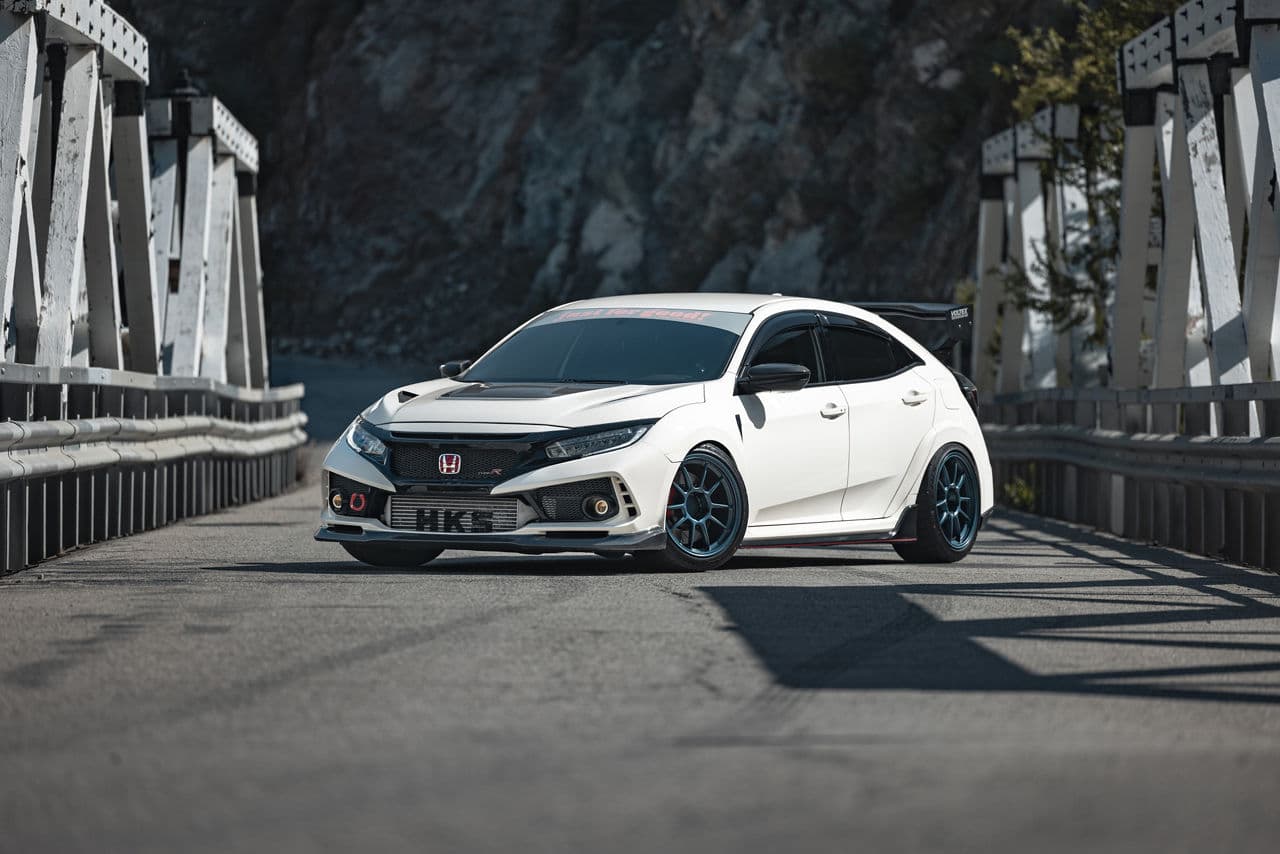 Front view of 2017 Honda Civic Type R with wheels