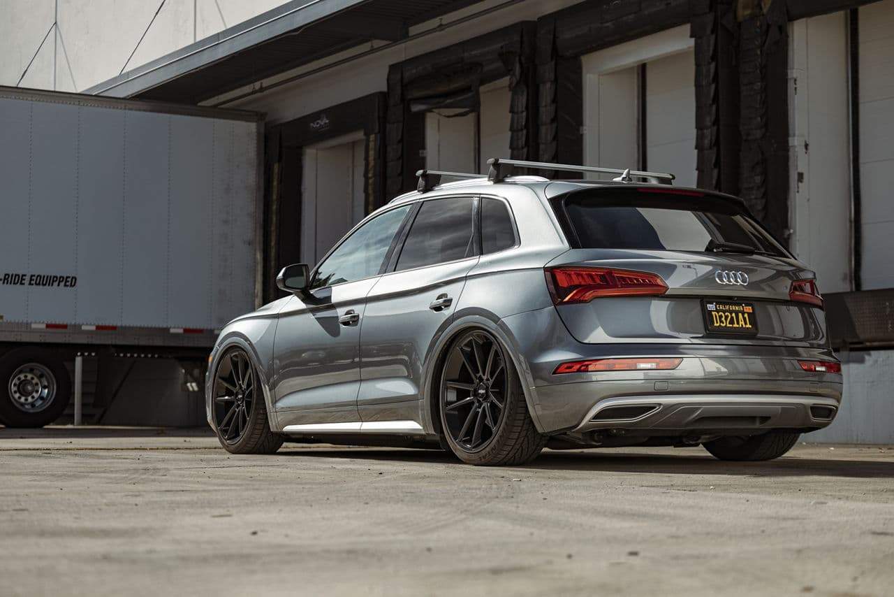 Front view of 2018 Audi Q5 with wheels