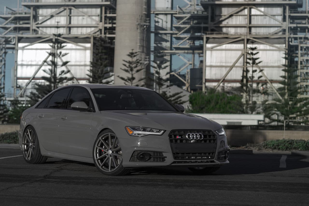 Side profile of 2018 Audi RS7 with wheels