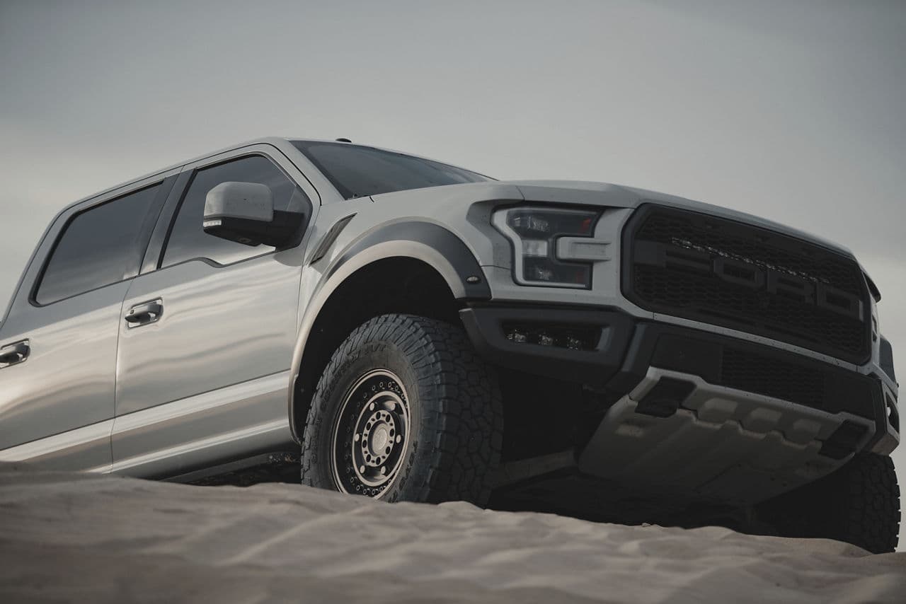 Side profile of 2018 Ford F150 Raptor with wheels