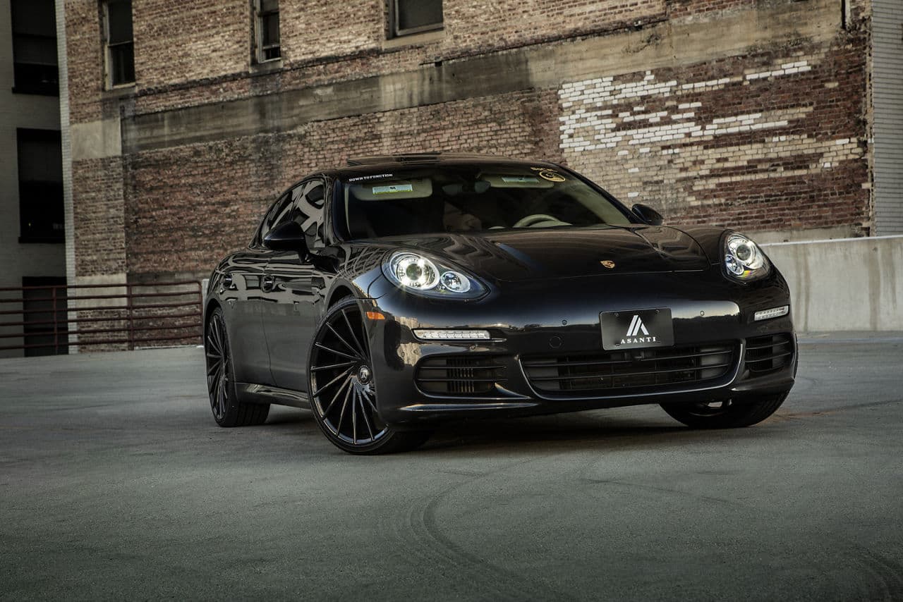 Side profile of 2018 Porsche Panamera with wheels