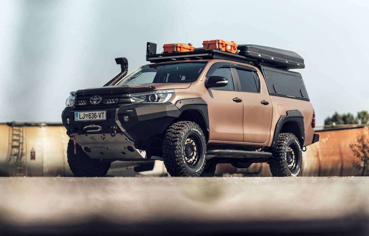 Front view of 2018 Toyota Hilux with truck suv wheels