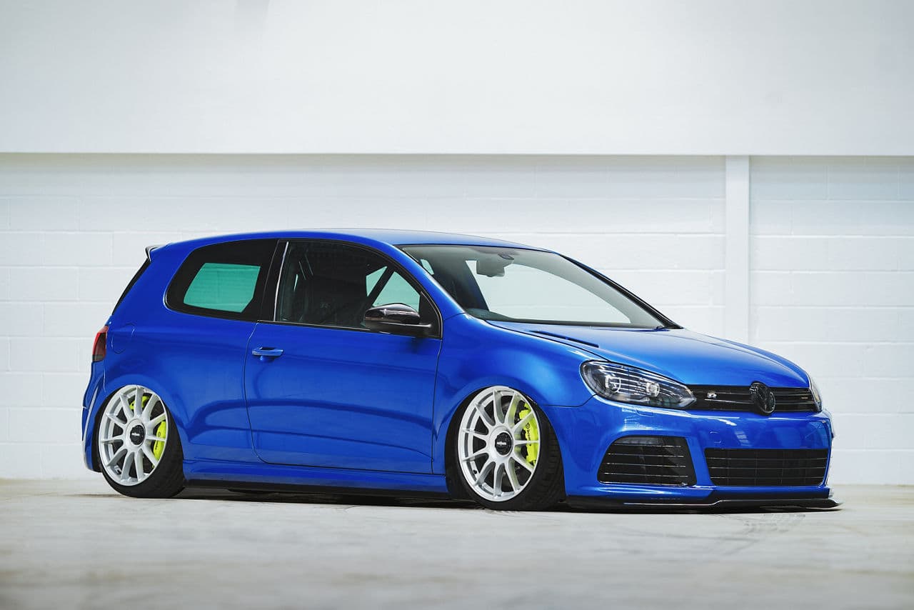 Front view of 2018 Volkswagen Golf R with wheels
