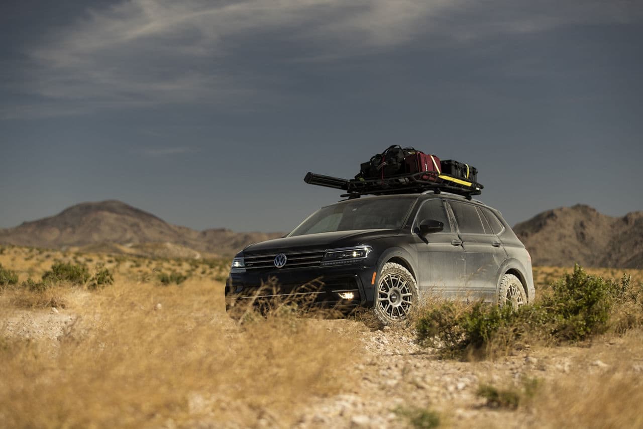 Front view of 2018 Volkswagen Tiguan with wheels