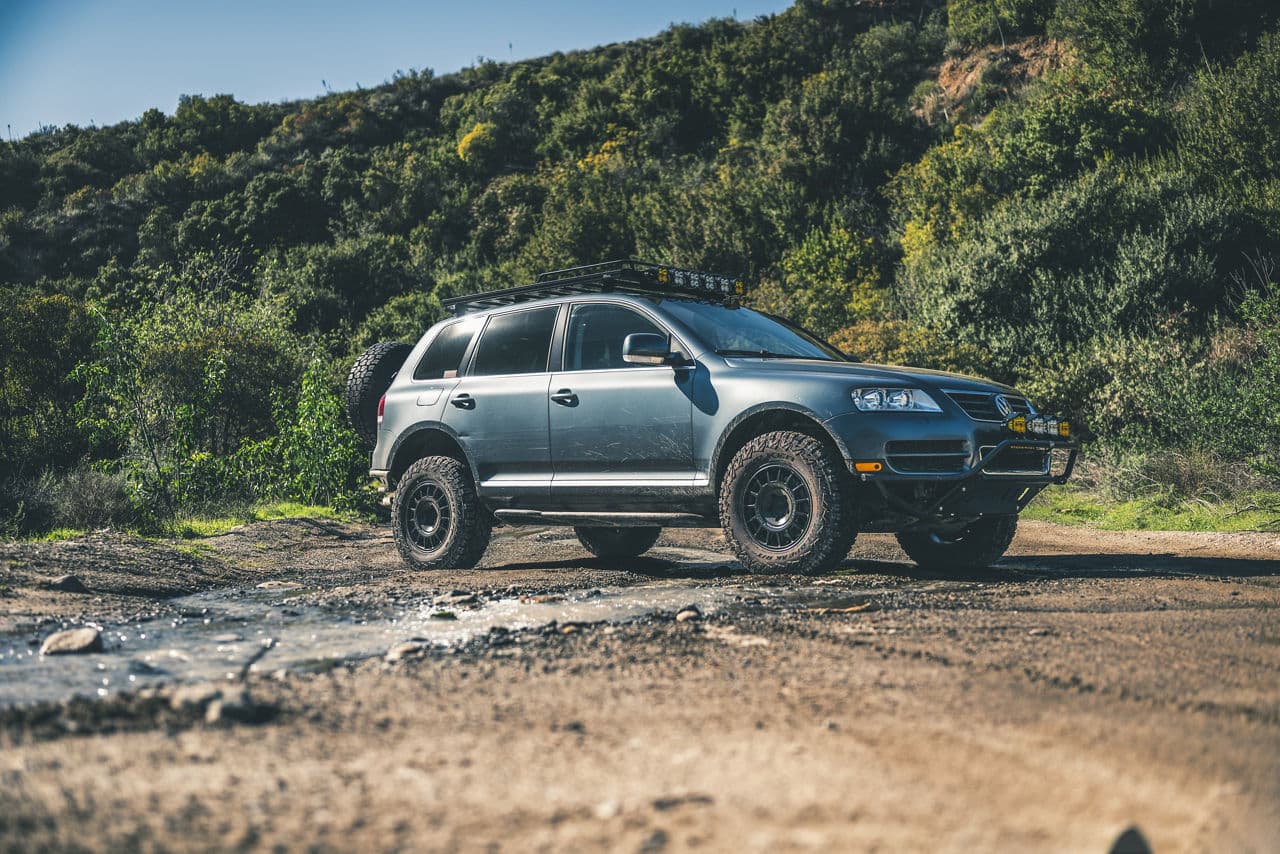 Front view of 2018 Volkswagen Toureg with wheels