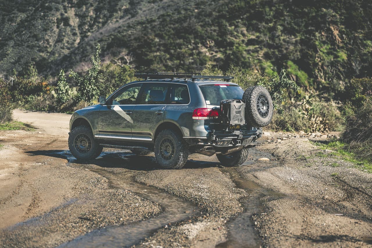 Side profile of 2018 Volkswagen Toureg with wheels