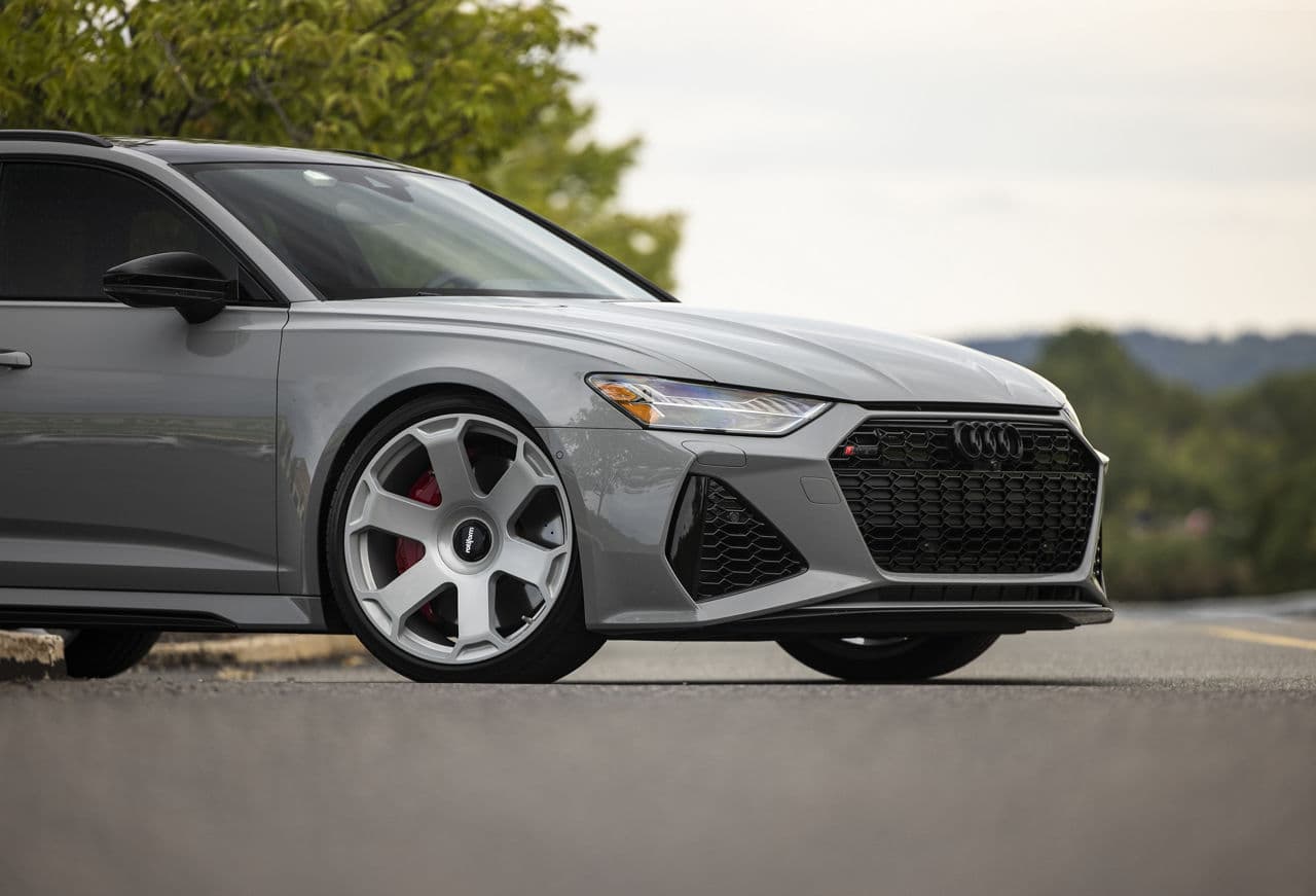 Side profile of 2019 Audi RS6 with wheels
