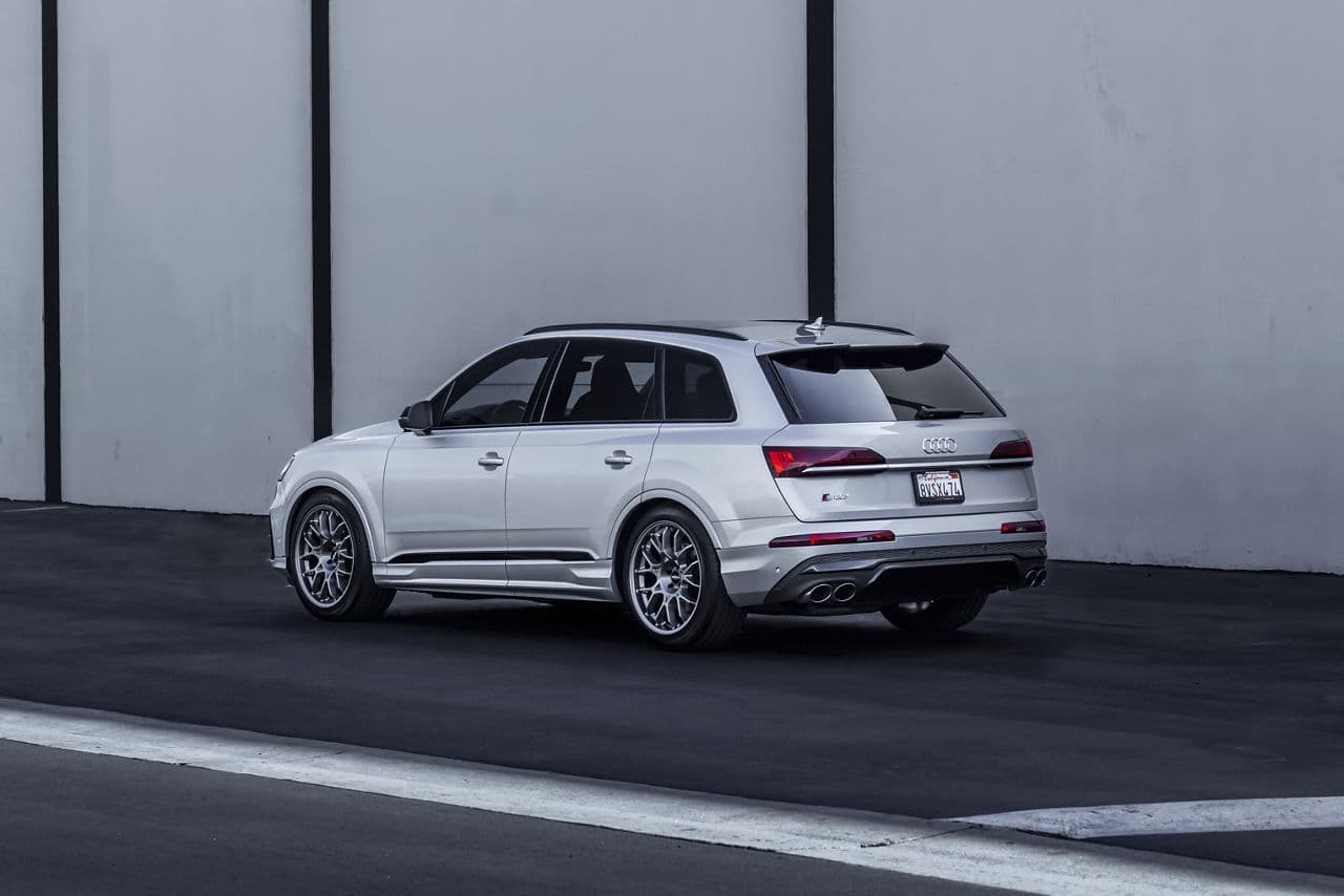 Side profile of 2019 Audi SQ7 with wheels