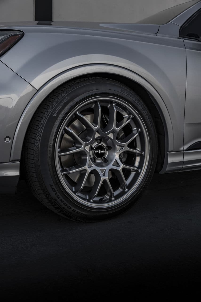 Detail view of 2019 Audi SQ7 with wheels