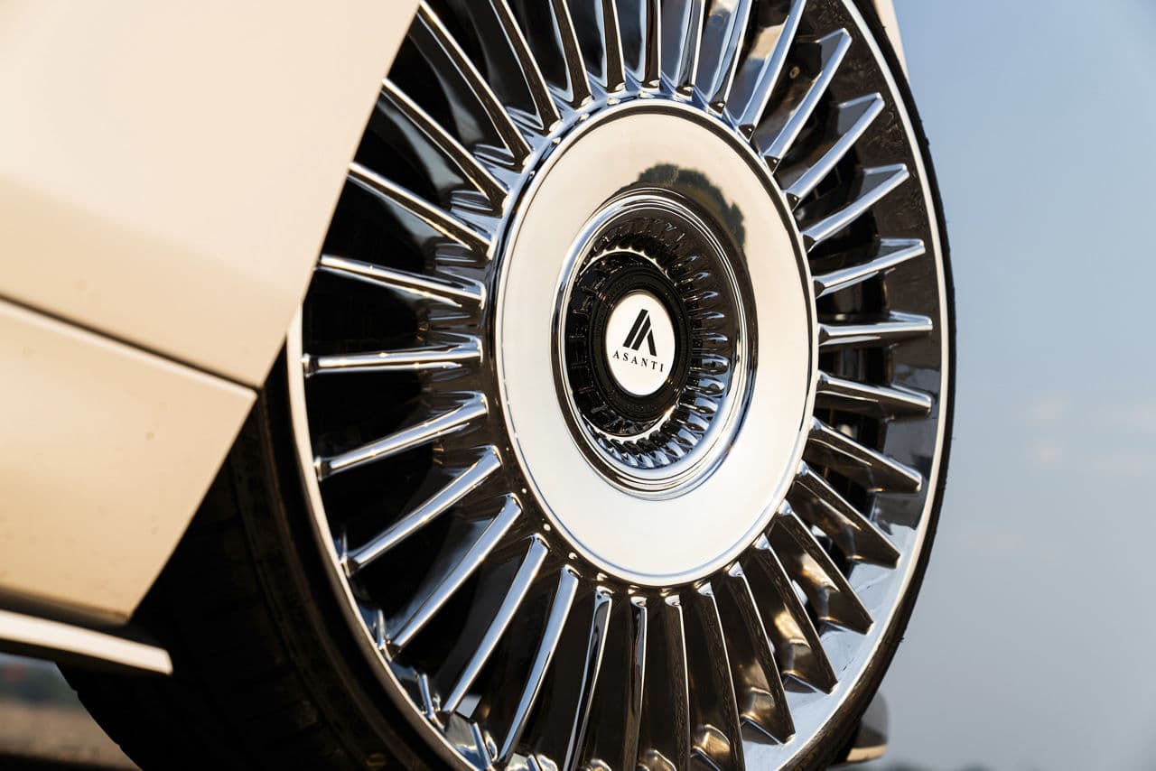 Side profile of 2019 BMW 650i with wheels