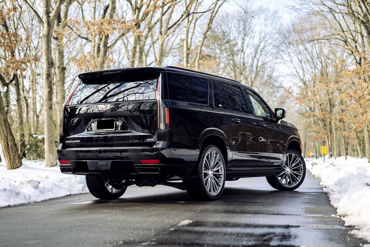 Side profile of 2019 Cadillac Escalade with wheels
