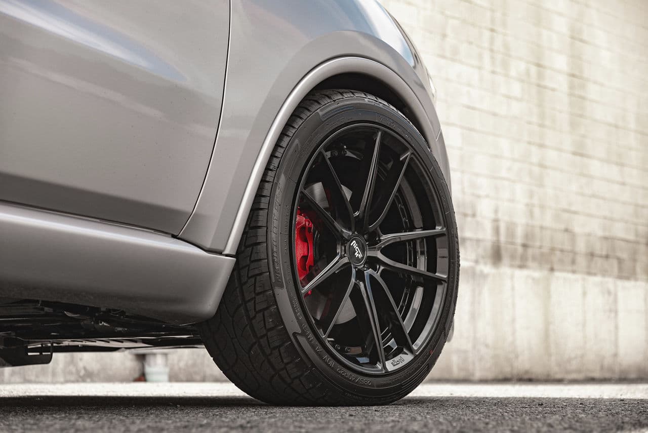 Side profile of 2019 Dodge Durango with wheels