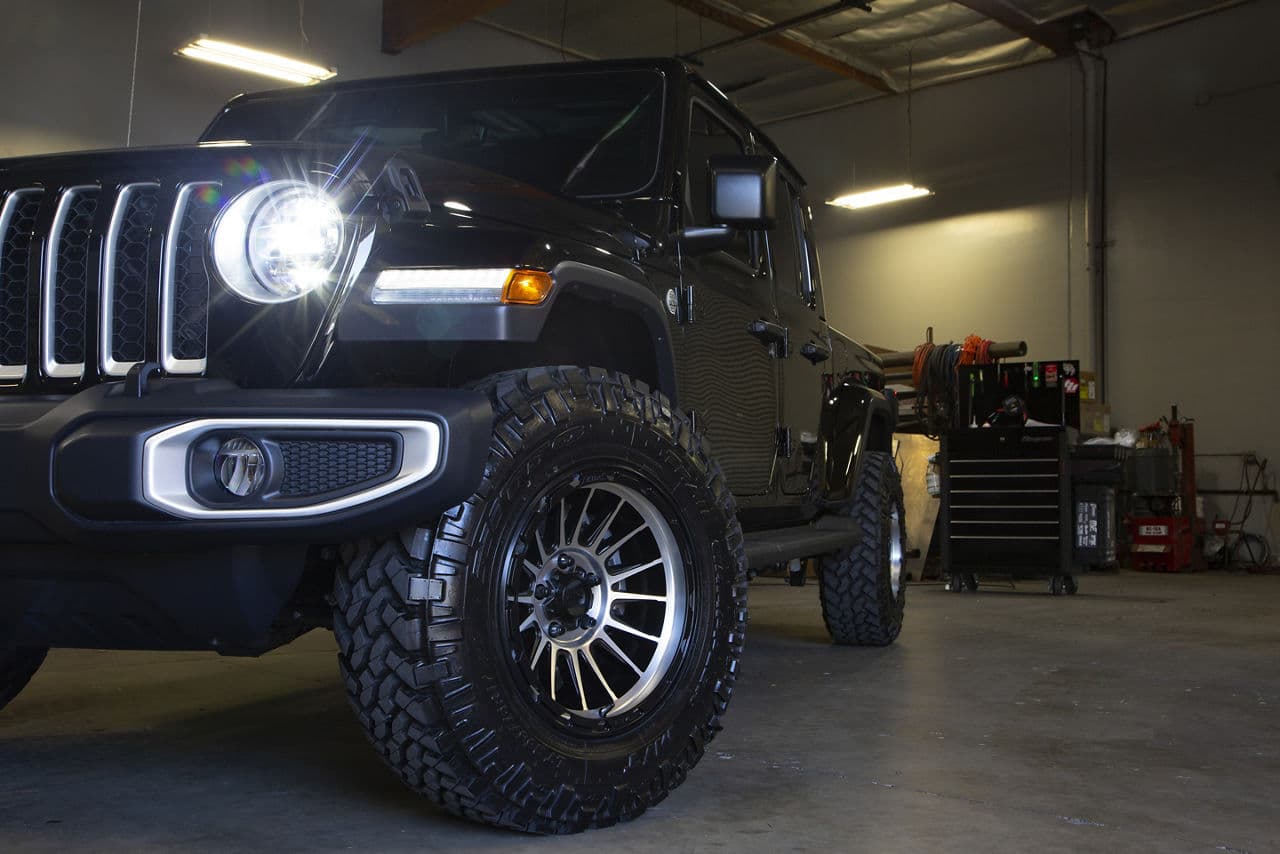 Side profile of 2019 Jeep Gladiator Overland with truck suv wheels