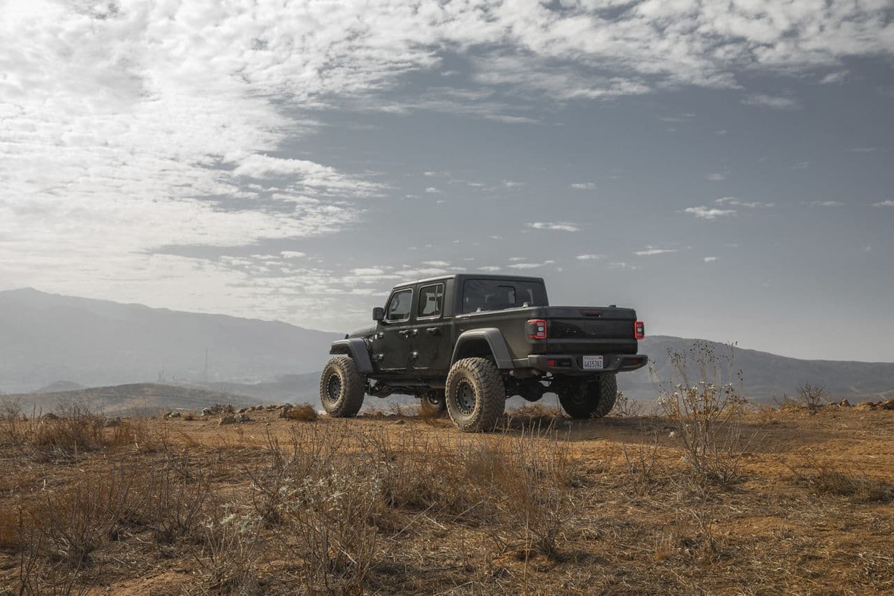 Side profile of 2019 Jeep Gladiator with wheels