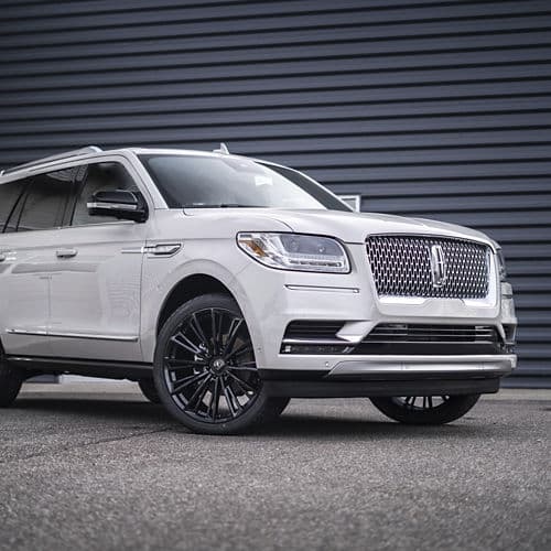 Detail view of 2019 Lincoln Navigator with wheels