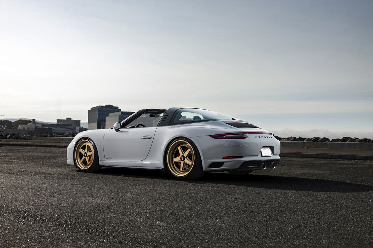 Side profile of 2019 Porsche 991 with wheels