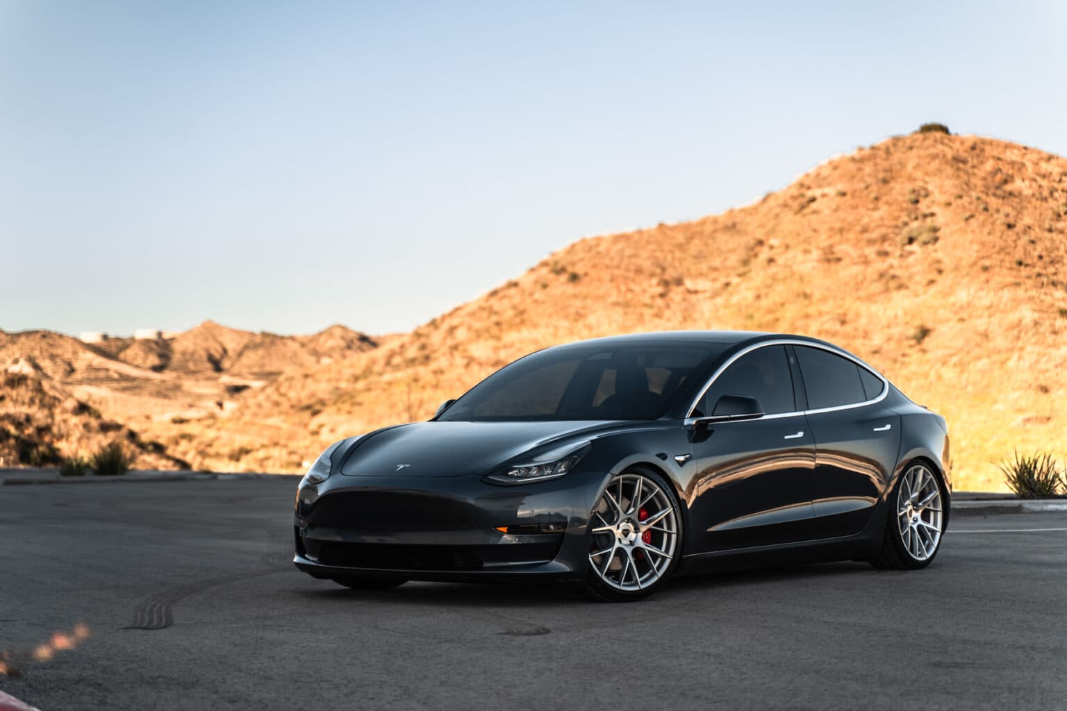 2019 Tesla Model 3 — wheels, front view