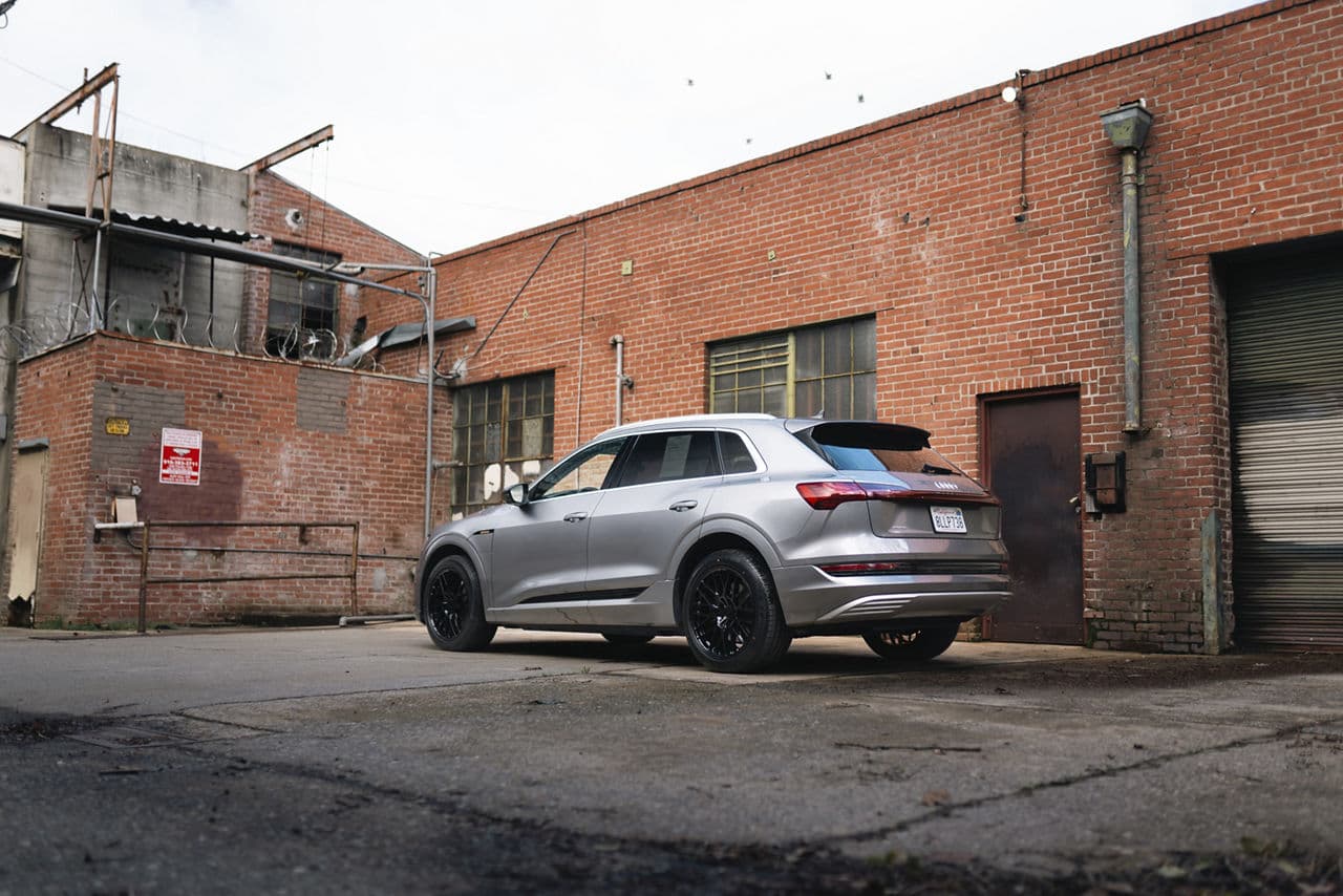 Front view of 2020 Audi Q8 e-tron with wheels