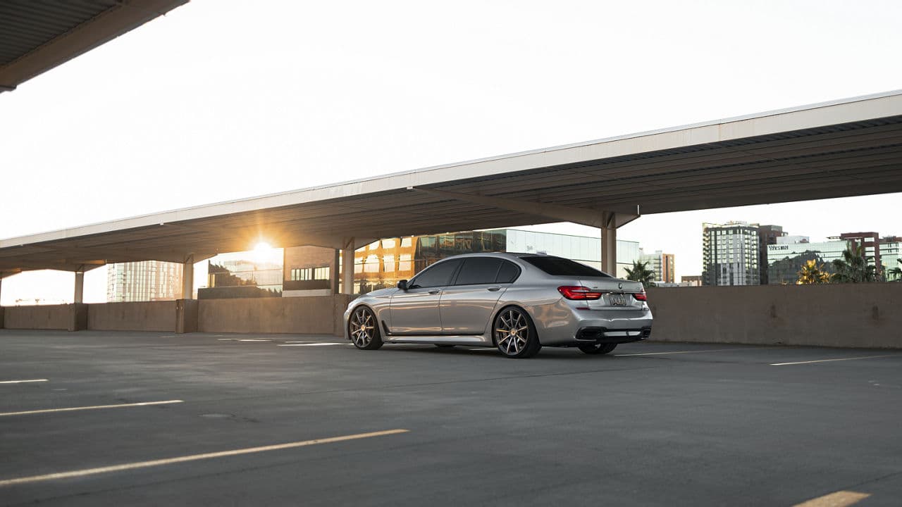 Front view of 2020 BMW 7 Series with wheels